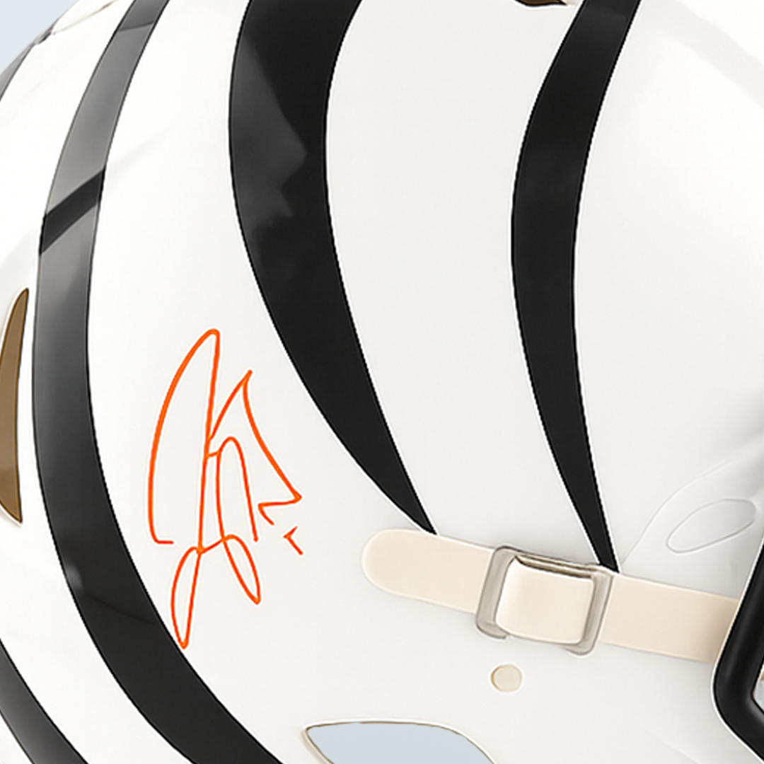 Joe Burrow - Casco Autografiado Cincinnati Bengals